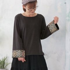 曼荼羅柄／ペイズリーフラワー柄のインド刺繍が目を引く＊フレアスリーブ＊ゆったりデザイン＊カットソー＊d-tp006の画像