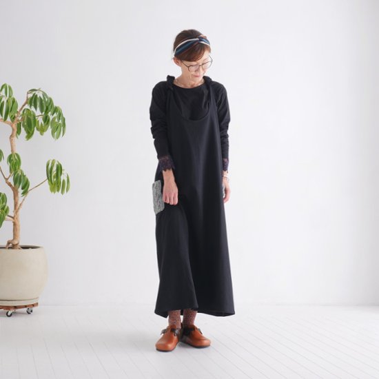 やさしい温もりと遊び心を添える＊手編みポケットがアクセント＊裏地フリース＊あたたか＊サロペットスカート＊ブラック＊d-dr004画像