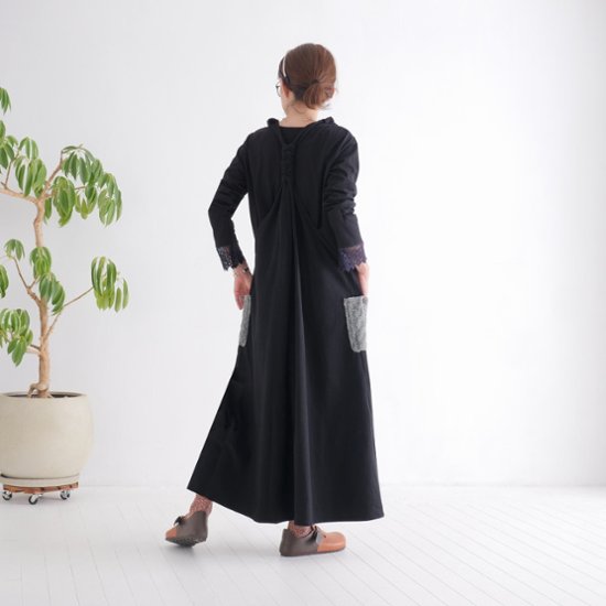 やさしい温もりと遊び心を添える＊手編みポケットがアクセント＊裏地フリース＊あたたか＊サロペットスカート＊ブラック＊d-dr004画像