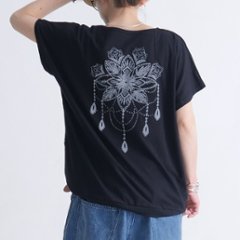 個性的なバックデザイン＊花柄モチーフ＊ブロックプリント＊ゆったり＊ドルマンスリーブ＊Tシャツ＊綿100％＊ブラック＊d-tp526の画像