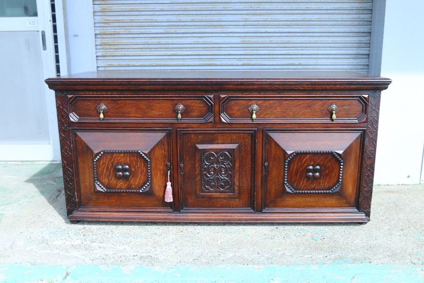 Jaccobean style heavy oak Side Cabinet / TV Board画像