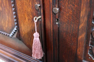 Jaccobean style heavy oak Side Cabinet / TV Board画像