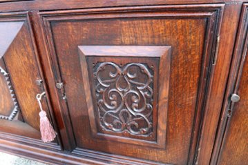 Jaccobean style heavy oak Side Cabinet / TV Board画像