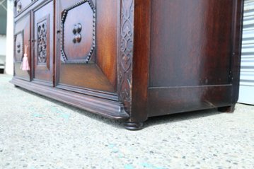 Jaccobean style heavy oak Side Cabinet / TV Board画像