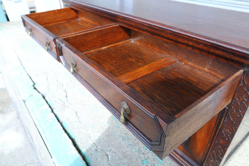 Jaccobean style heavy oak Side Cabinet / TV Board画像