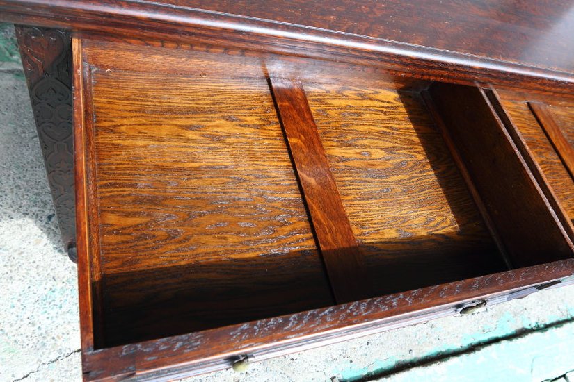 Jaccobean style heavy oak Side Cabinet / TV Board画像