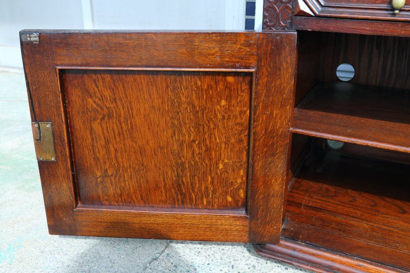 Jaccobean style heavy oak Side Cabinet / TV Board画像