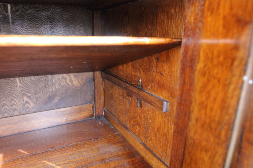 Jaccobean style heavy oak Side Cabinet / TV Board画像