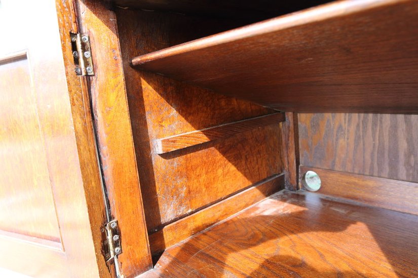 Jaccobean style heavy oak Side Cabinet / TV Board画像