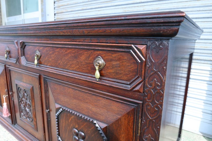 Jaccobean style heavy oak Side Cabinet / TV Board画像
