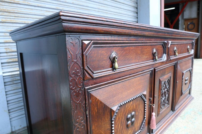 Jaccobean style heavy oak Side Cabinet / TV Board画像