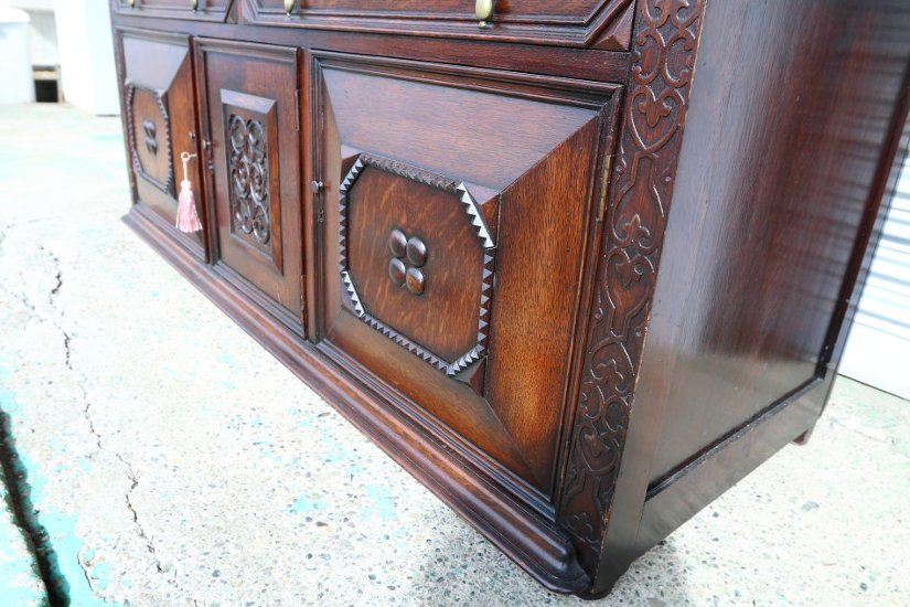 Jaccobean style heavy oak Side Cabinet / TV Board画像