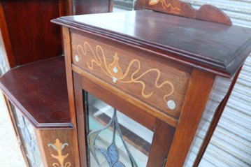 Art Nouveau Mirrored Back Mahogany Display Cabinet with Stained Glass Doors and Metal-Inlaid画像
