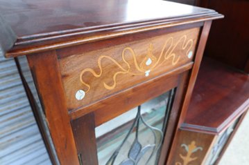 Art Nouveau Mirrored Back Mahogany Display Cabinet with Stained Glass Doors and Metal-Inlaid画像