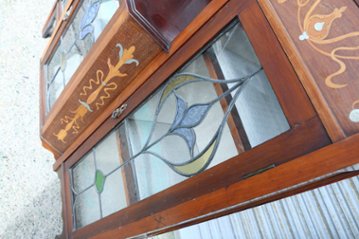Art Nouveau Mirrored Back Mahogany Display Cabinet with Stained Glass Doors and Metal-Inlaid画像