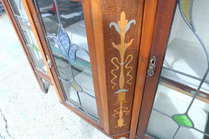 Art Nouveau Mirrored Back Mahogany Display Cabinet with Stained Glass Doors and Metal-Inlaid画像
