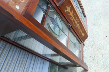 Art Nouveau Mirrored Back Mahogany Display Cabinet with Stained Glass Doors and Metal-Inlaid画像