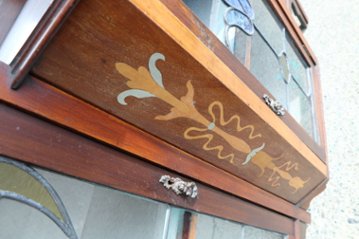 Art Nouveau Mirrored Back Mahogany Display Cabinet with Stained Glass Doors and Metal-Inlaid画像