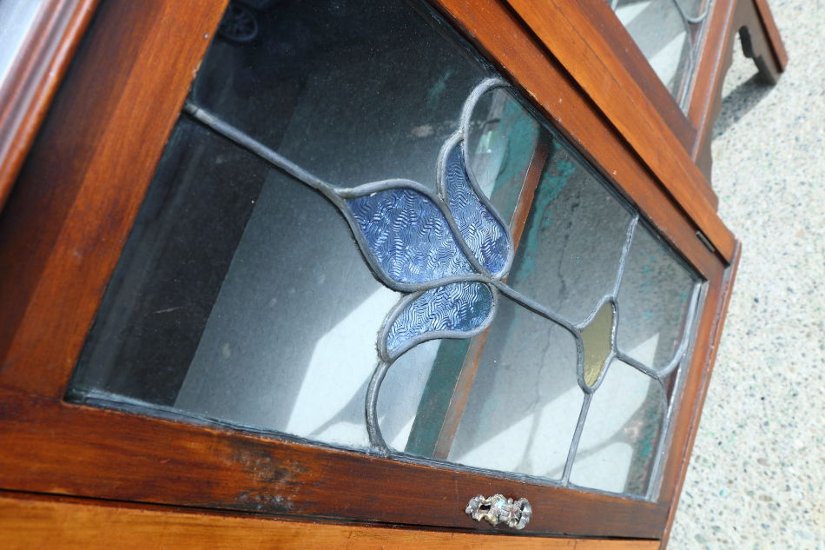 Art Nouveau Mirrored Back Mahogany Display Cabinet with Stained Glass Doors and Metal-Inlaid画像
