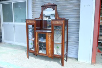 Art Nouveau Mirrored Back Mahogany Display Cabinet with Stained Glass Doors and Metal-Inlaid画像