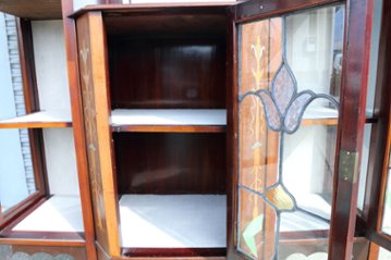 Art Nouveau Mirrored Back Mahogany Display Cabinet with Stained Glass Doors and Metal-Inlaid画像