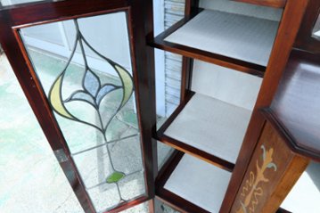 Art Nouveau Mirrored Back Mahogany Display Cabinet with Stained Glass Doors and Metal-Inlaid画像
