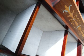 Art Nouveau Mirrored Back Mahogany Display Cabinet with Stained Glass Doors and Metal-Inlaid画像