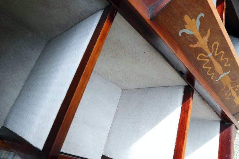 Art Nouveau Mirrored Back Mahogany Display Cabinet with Stained Glass Doors and Metal-Inlaid画像
