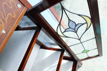 Art Nouveau Mirrored Back Mahogany Display Cabinet with Stained Glass Doors and Metal-Inlaid画像
