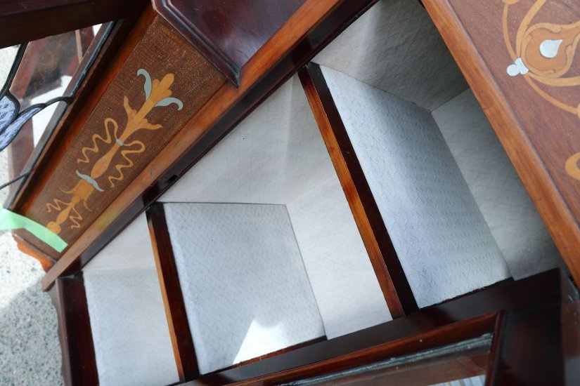 Art Nouveau Mirrored Back Mahogany Display Cabinet with Stained Glass Doors and Metal-Inlaid画像