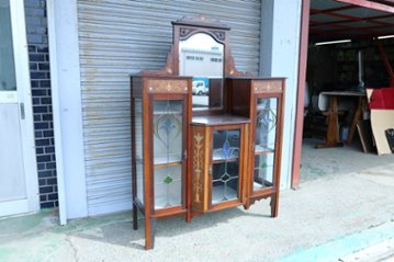 Art Nouveau Mirrored Back Mahogany Display Cabinet with Stained Glass Doors and Metal-Inlaid画像