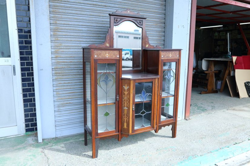Art Nouveau Mirrored Back Mahogany Display Cabinet with Stained Glass Doors and Metal-Inlaid画像