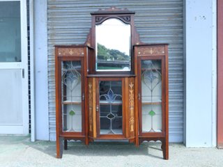 Art Nouveau Mirrored Back Mahogany Display Cabinet with Stained Glass Doors and Metal-Inlaidの画像