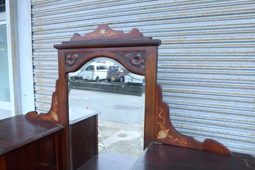 Art Nouveau Mirrored Back Mahogany Display Cabinet with Stained Glass Doors and Metal-Inlaid画像