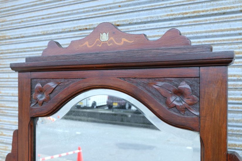 Art Nouveau Mirrored Back Mahogany Display Cabinet with Stained Glass Doors and Metal-Inlaid画像
