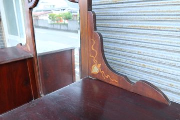 Art Nouveau Mirrored Back Mahogany Display Cabinet with Stained Glass Doors and Metal-Inlaid画像