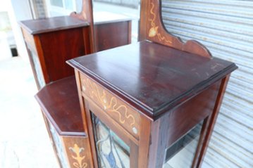 Art Nouveau Mirrored Back Mahogany Display Cabinet with Stained Glass Doors and Metal-Inlaid画像