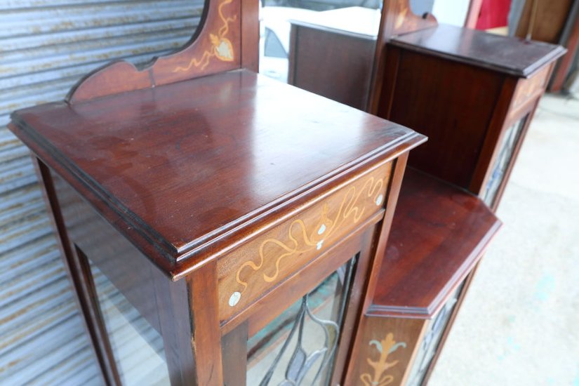 Art Nouveau Mirrored Back Mahogany Display Cabinet with Stained Glass Doors and Metal-Inlaid画像