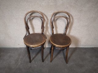 2 pairs of bentwood chairs(2 HoopBacks)の画像