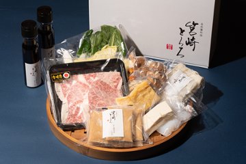 〈とろろすき焼き・化粧箱入〉 黒毛和牛・野菜セット　2～3人前の画像