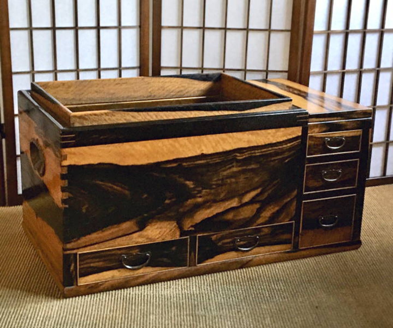 美しい杢目と重厚感溢れる関西火鉢♪ 狂おしく 