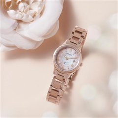 ES9498-69N:クロスシー【ノベルティ付・国内正規品・ｷﾞﾌﾄ包装･ベルト調整無料】腕時計  レディース ｿｰﾗｰ電波 限定画像