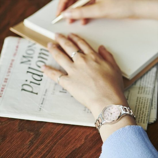 ES9496-64W クロスシー【ノベルティ付・国内正規品】【ｷﾞﾌﾄ包装･ｻｲｽﾞ調整無料】ｿｰﾗｰ電波　レディース腕時計 ※北川景子さん広告着用モデル画像