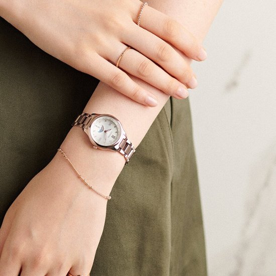 EE1004-57A クロスシー【ノベルティ付・国内正規品】【ｷﾞﾌﾄ包装･ｻｲｽﾞ調整無料】ｿｰﾗｰ電波　レディース腕時計 北川景子さん広告着用モデル画像