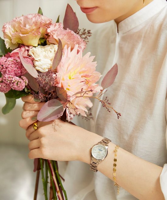 EE1004-57A クロスシー【ノベルティ付・国内正規品】【ｷﾞﾌﾄ包装･ｻｲｽﾞ調整無料】ｿｰﾗｰ電波　レディース腕時計 北川景子さん広告着用モデル画像