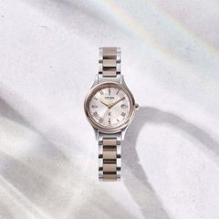 ES9496-64W ｸﾛｽｼｰ【ﾉﾍﾞﾙﾃｨ付･国内正規品･ｷﾞﾌﾄ包装･ﾍﾞﾙﾄ調整無料】ｿｰﾗｰ電波 ﾚﾃﾞｨｽ腕時計 ｼﾝﾌﾟﾙｱｼﾞｬｽﾄ 北川景子さん広告着用ﾓﾃﾞﾙ画像