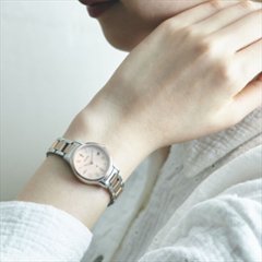 ES9496-64W ｸﾛｽｼｰ【ﾉﾍﾞﾙﾃｨ付･国内正規品･ｷﾞﾌﾄ包装･ﾍﾞﾙﾄ調整無料】ｿｰﾗｰ電波 ﾚﾃﾞｨｽ腕時計 ｼﾝﾌﾟﾙｱｼﾞｬｽﾄ 北川景子さん広告着用ﾓﾃﾞﾙ画像