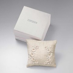 ES9498-77N:ｸﾛｽｼｰ【ﾉﾍﾞﾙﾃｨ付･国内正規品･ｷﾞﾌﾄ包装･ﾍﾞﾙﾄ調整無料】ｿｰﾗｰ電波 ﾚﾃﾞｨｽ腕時計 ｼﾝﾌﾟﾙｱｼﾞｬｽﾄ 限定画像