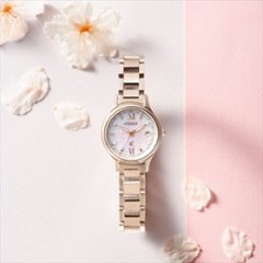 ES9498-77N:ｸﾛｽｼｰ【ﾉﾍﾞﾙﾃｨ付･国内正規品･ｷﾞﾌﾄ包装･ﾍﾞﾙﾄ調整無料】ｿｰﾗｰ電波 ﾚﾃﾞｨｽ腕時計 ｼﾝﾌﾟﾙｱｼﾞｬｽﾄ 限定画像