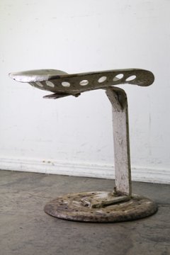 フランス C.PUZENAT トラクターシート アイアンスツール画像